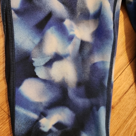 Lululemon Train Times Crop Full On Luxtreme Size 4 Cropped Leggings Abstract EUC - Picture 7 of 12